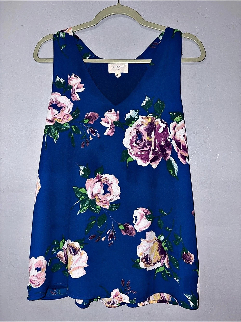 Everly Blue Floral Sleeveless Blouse Women’s Large V Neck Flowy Top